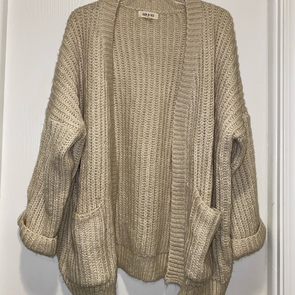 COZY OVERSIZED CABLE-KNIT CARDIGAN